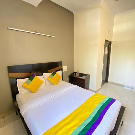 Hotel Aakash Navrangpura Ahmedabad Exteriör bild