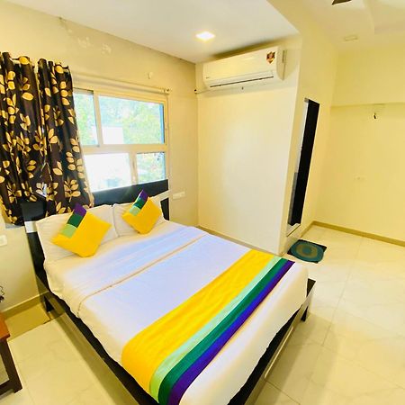 Hotel Aakash Navrangpura Ahmedabad Exteriör bild