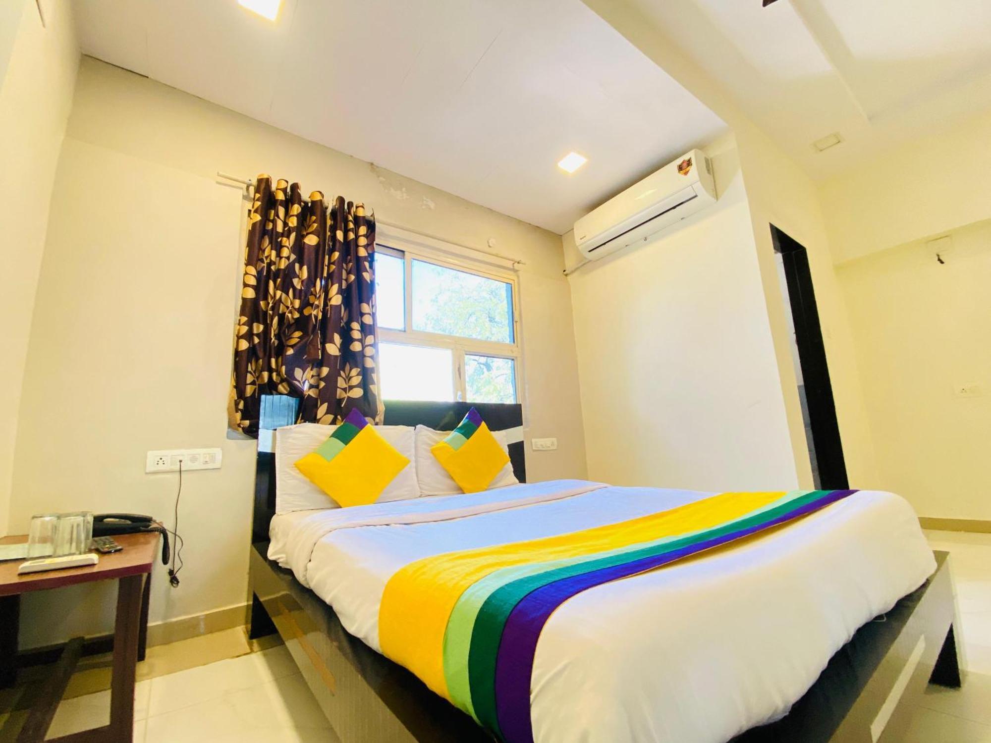Hotel Aakash Navrangpura Ahmedabad Exteriör bild