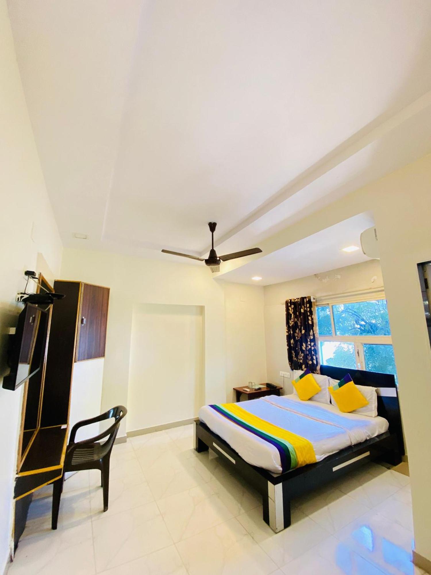Hotel Aakash Navrangpura Ahmedabad Exteriör bild