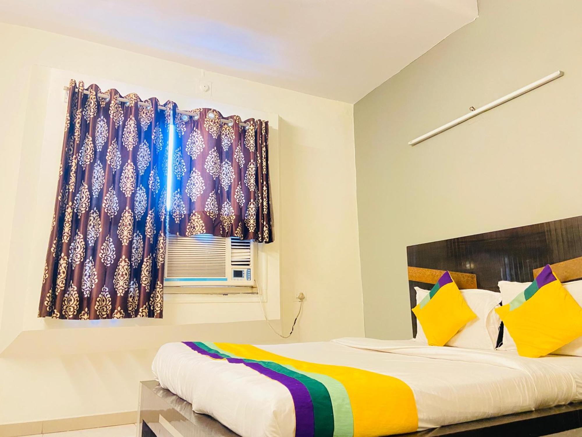 Hotel Aakash Navrangpura Ahmedabad Exteriör bild