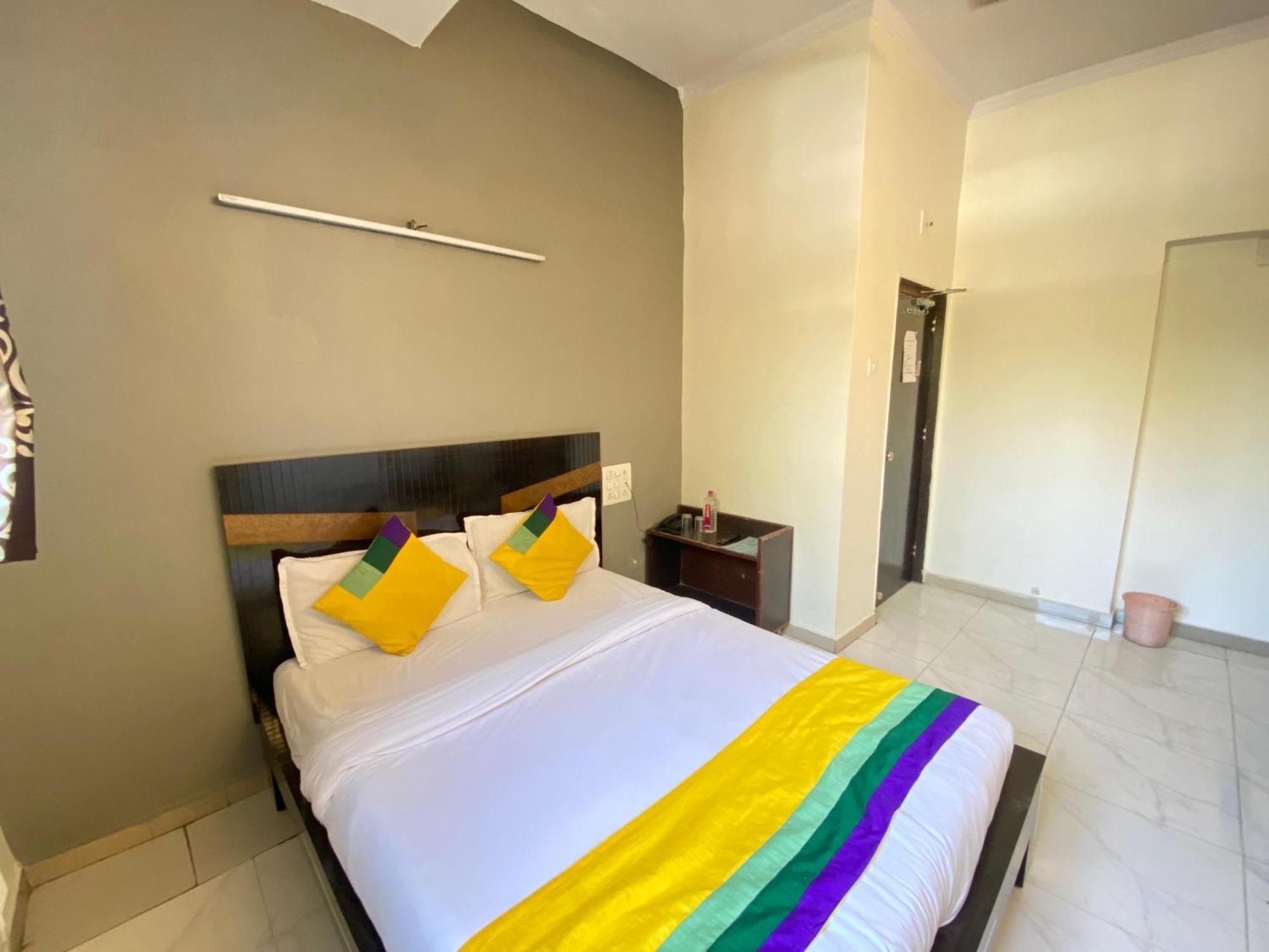 Hotel Aakash Navrangpura Ahmedabad Exteriör bild