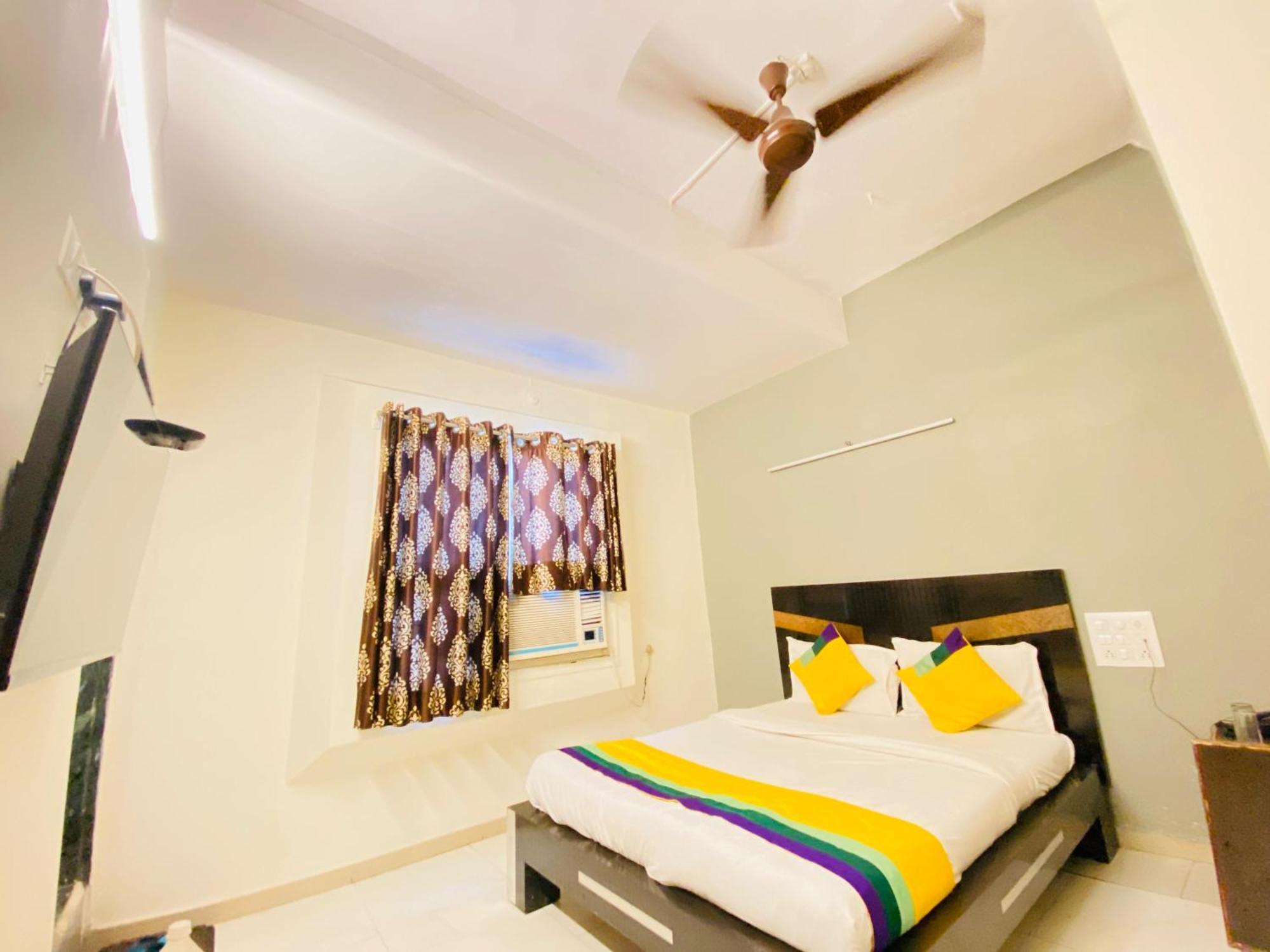 Hotel Aakash Navrangpura Ahmedabad Exteriör bild