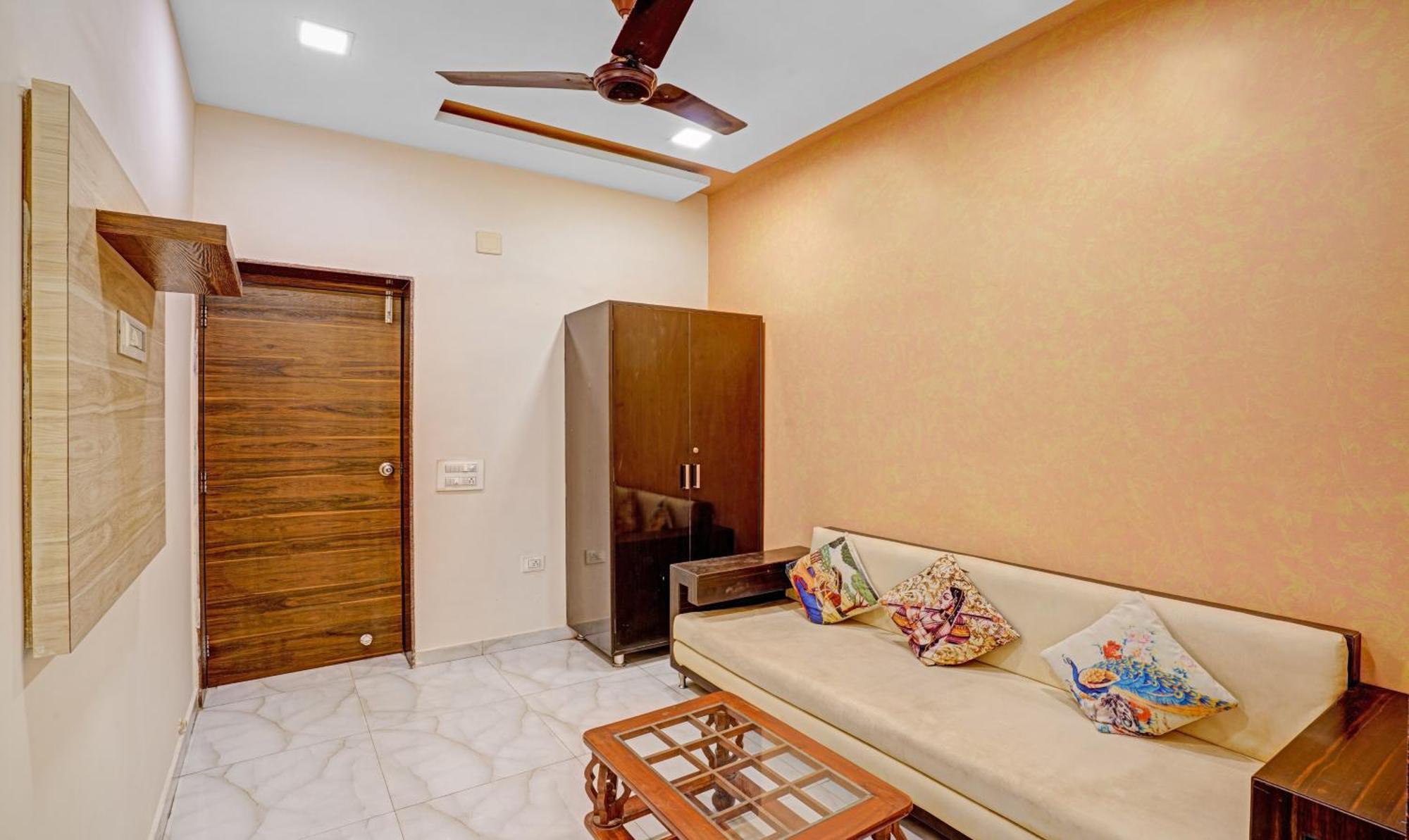 Hotel Aakash Navrangpura Ahmedabad Exteriör bild