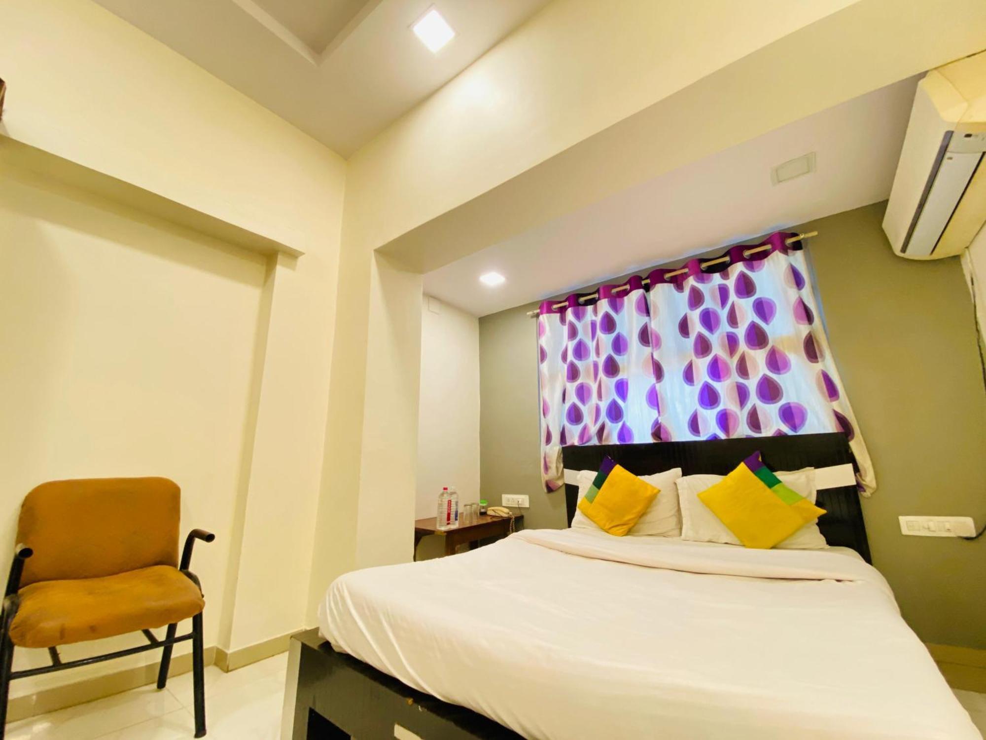 Hotel Aakash Navrangpura Ahmedabad Exteriör bild