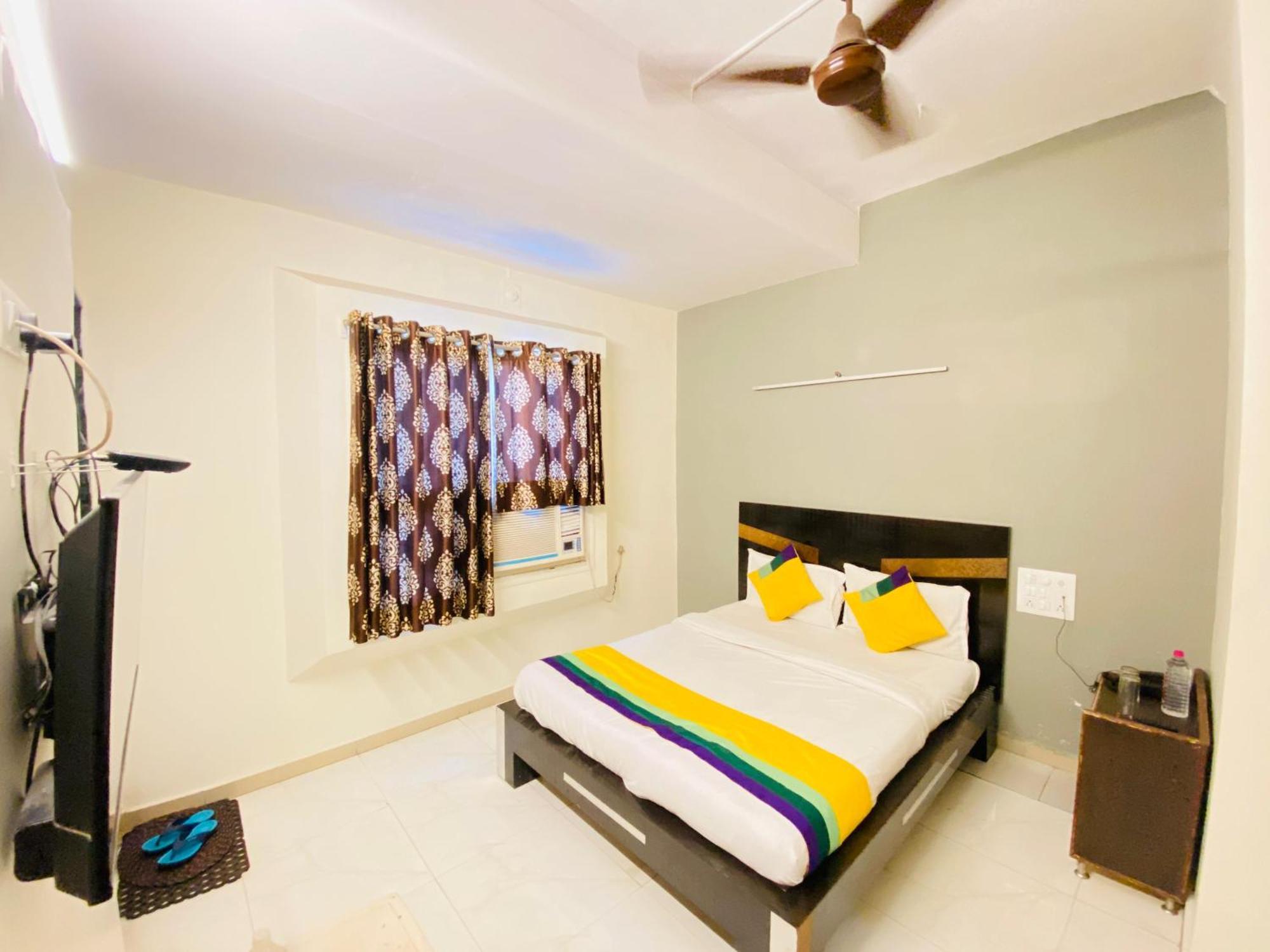 Hotel Aakash Navrangpura Ahmedabad Exteriör bild