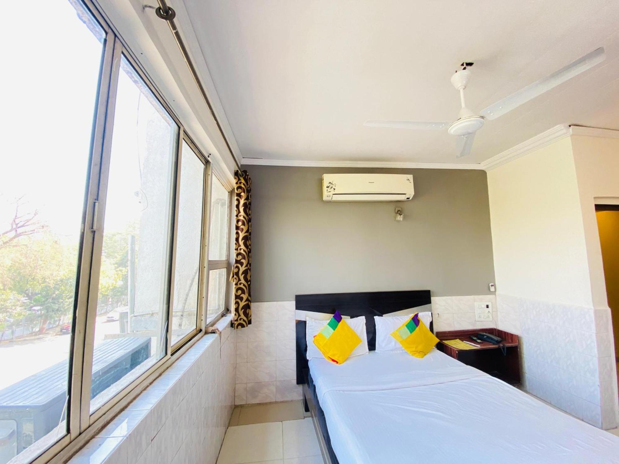 Hotel Aakash Navrangpura Ahmedabad Exteriör bild