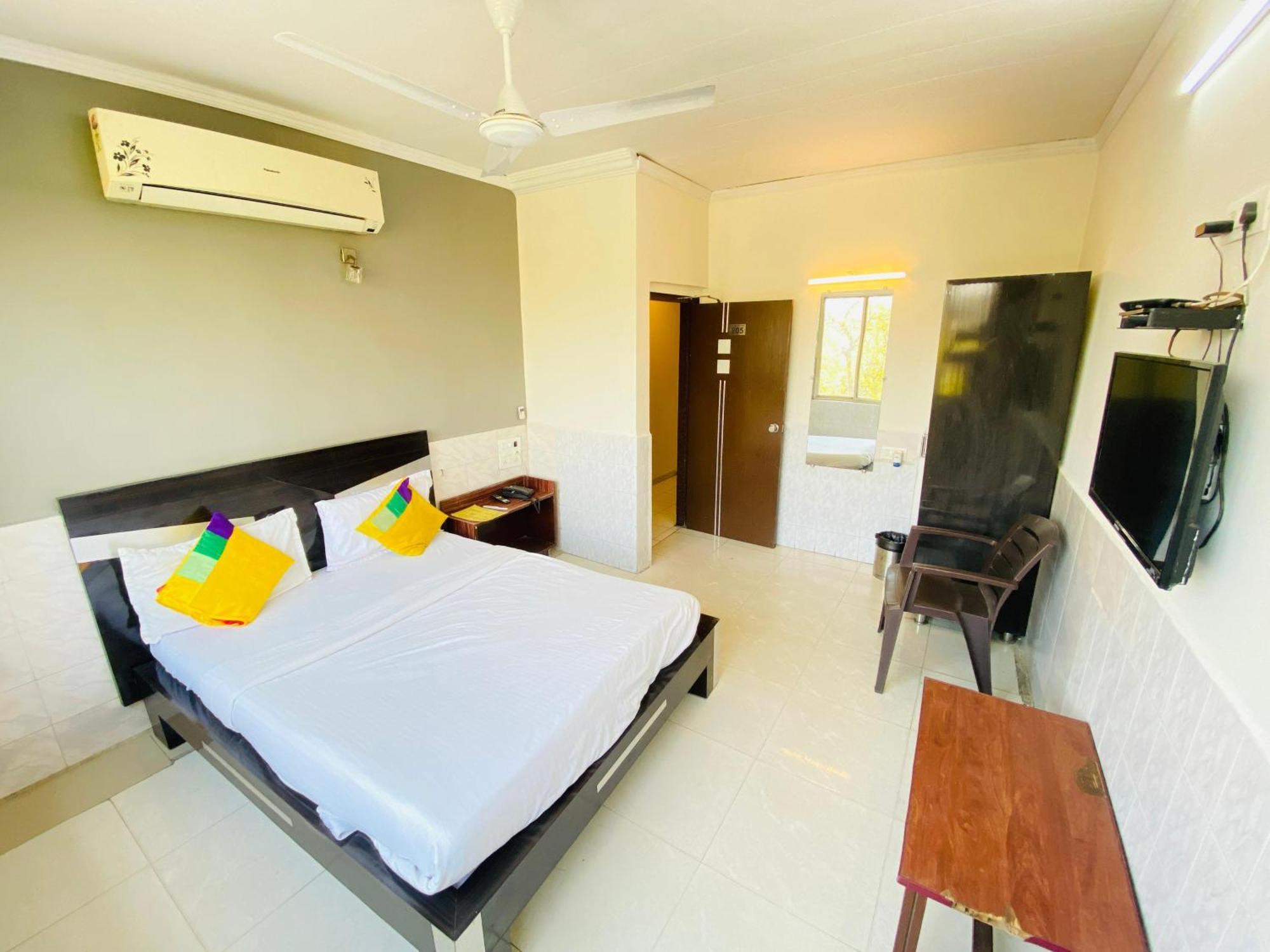 Hotel Aakash Navrangpura Ahmedabad Exteriör bild