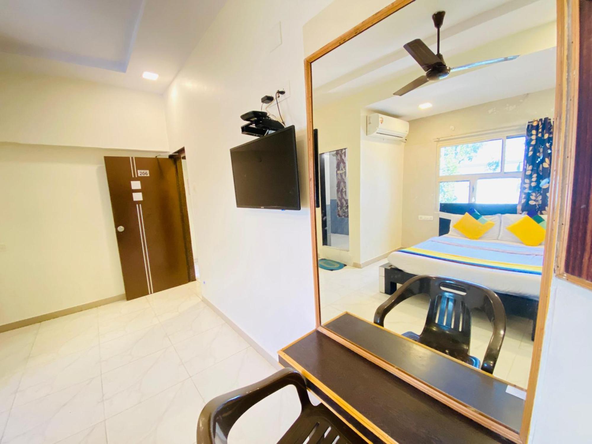 Hotel Aakash Navrangpura Ahmedabad Exteriör bild