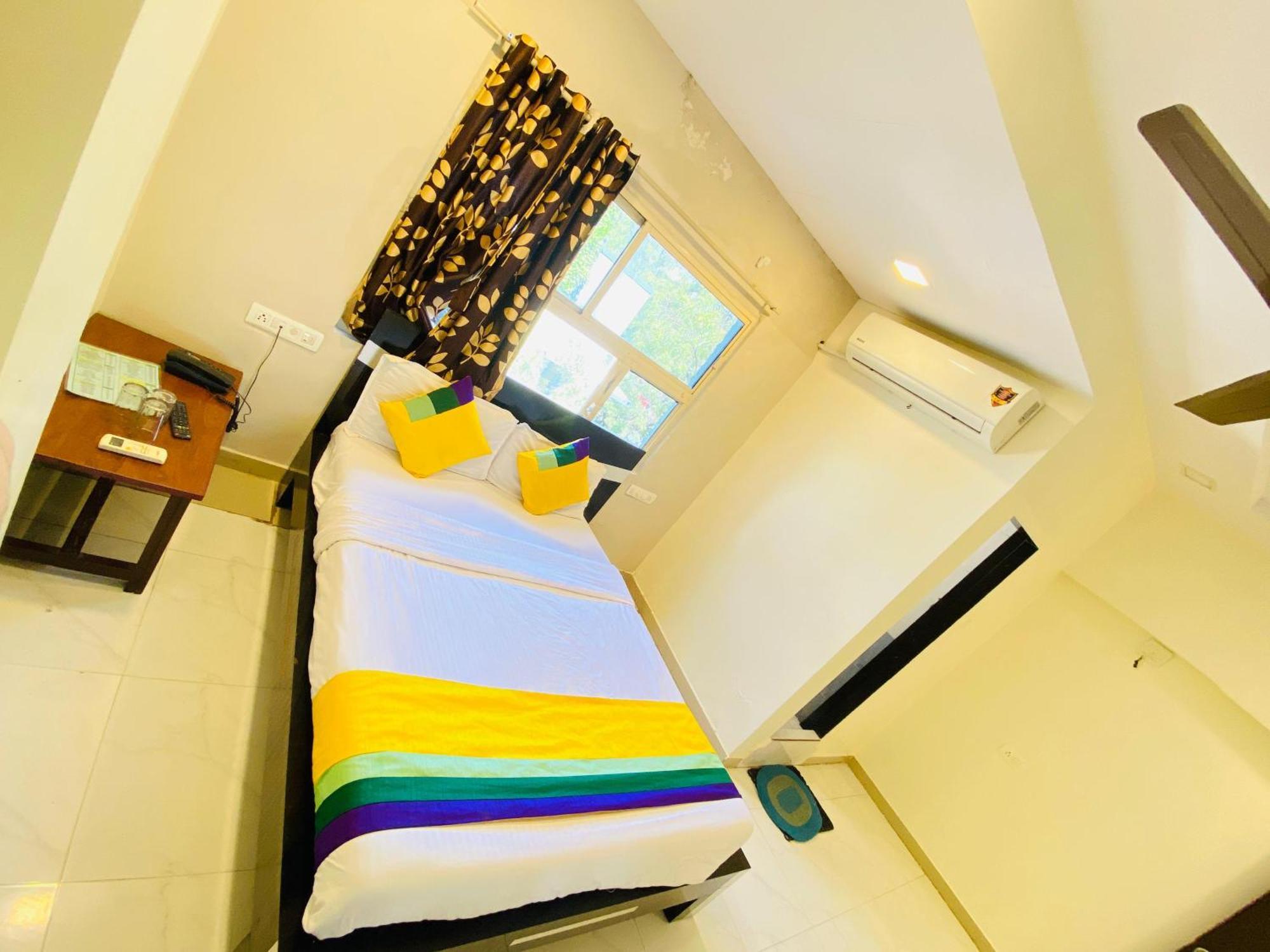 Hotel Aakash Navrangpura Ahmedabad Exteriör bild